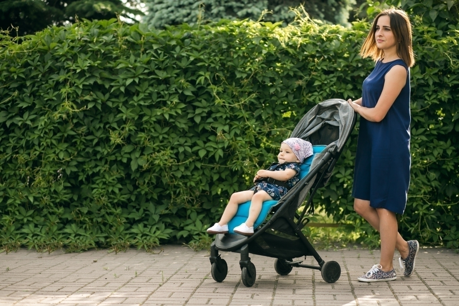 mum with travel stroller2