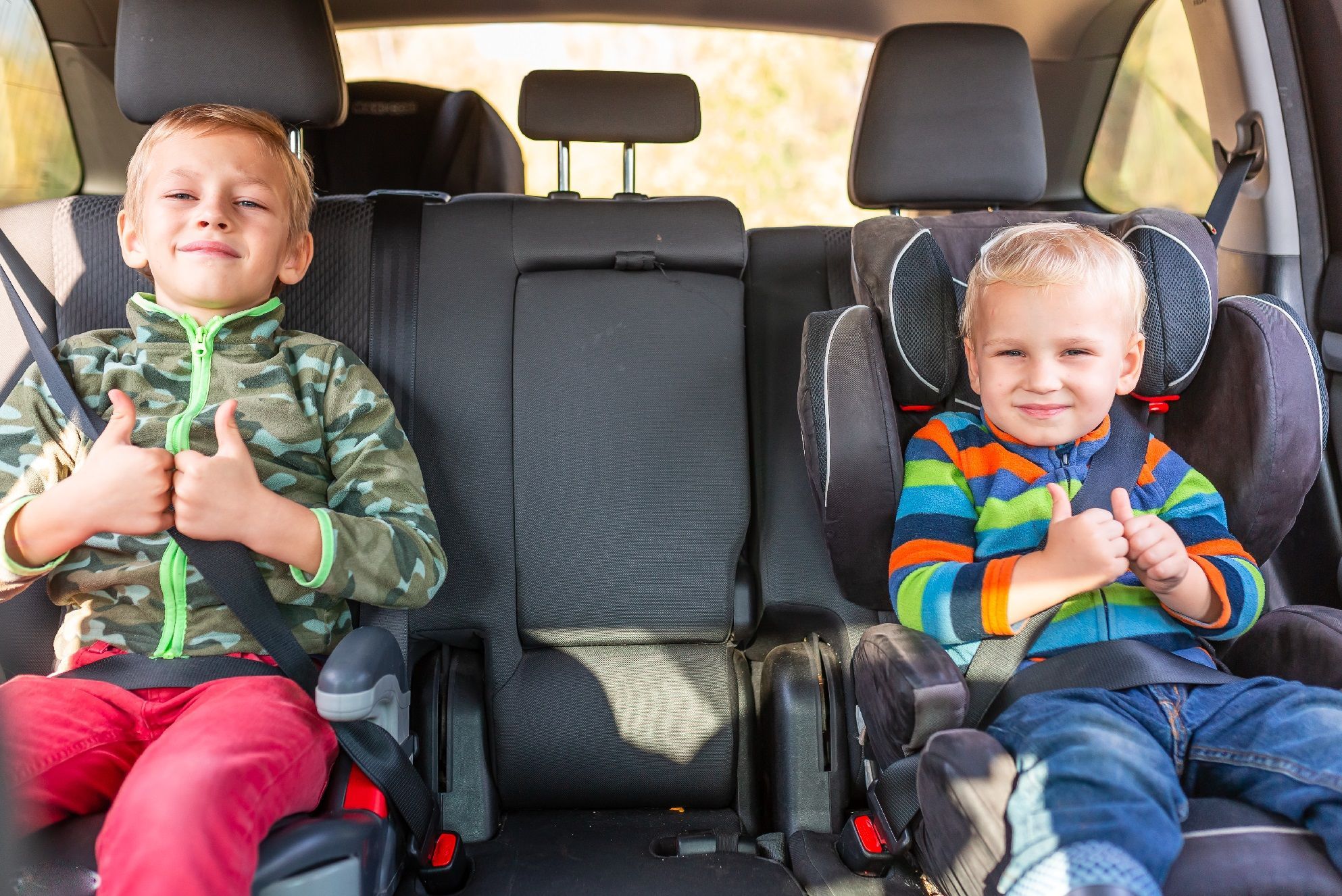 tva glada pojkar i bilen