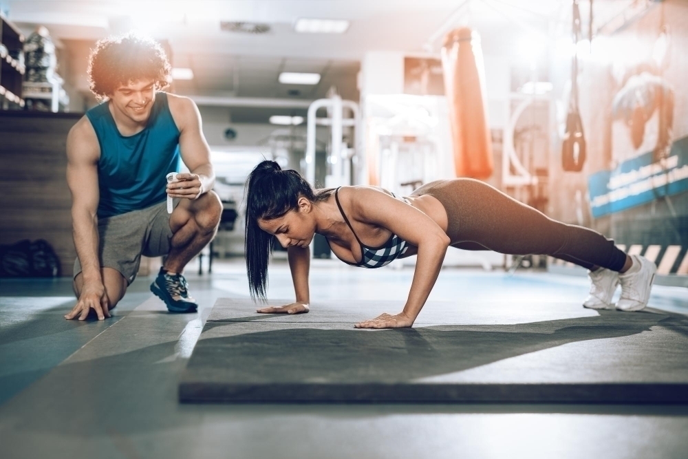 Atleter traenar i gym banner