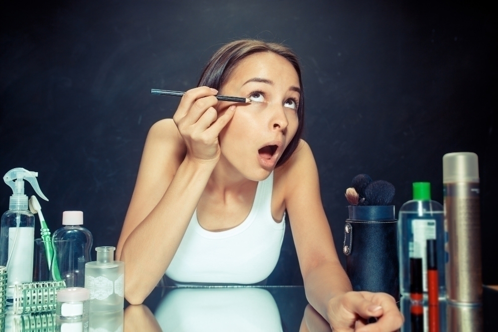 Beauty woman applying makeup