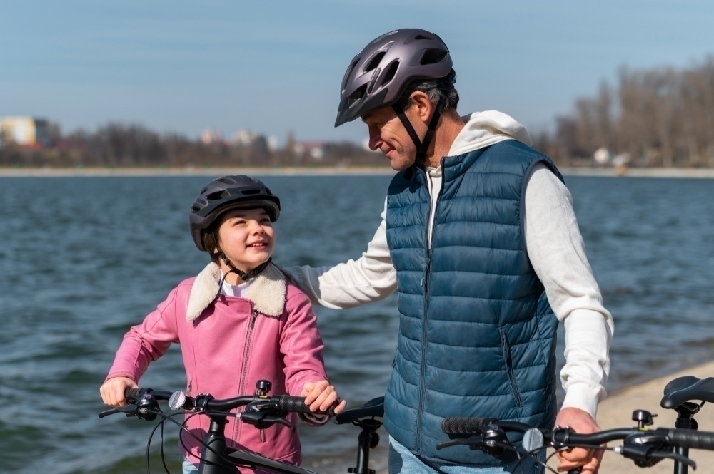 Familj pa cykeltur med cykelhjaelmar