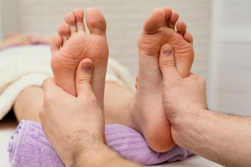 Fotmassage med haender som fotmassagemaskin