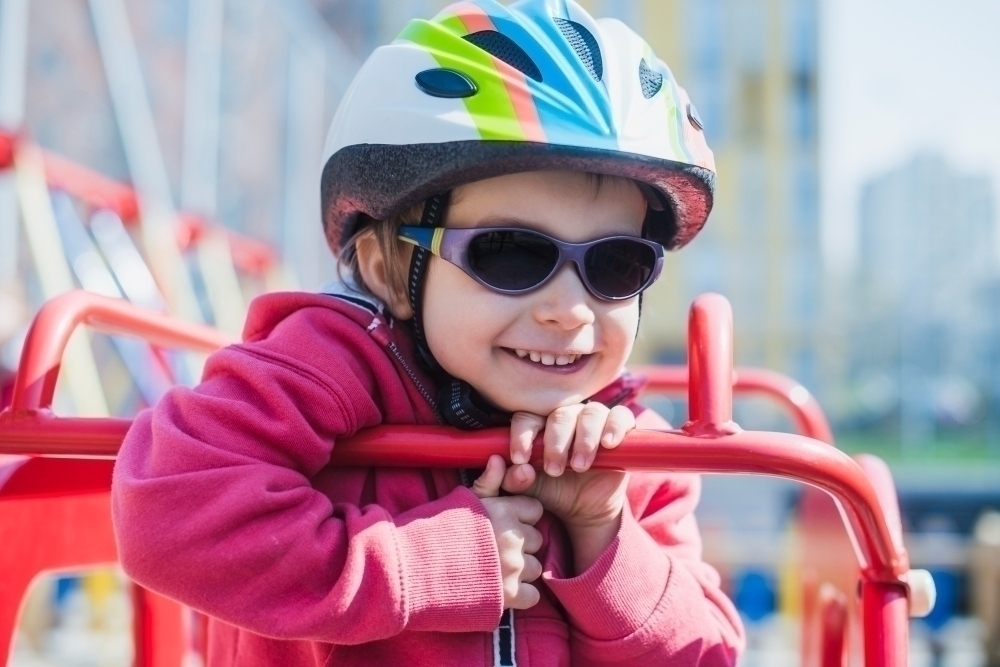 Glad barn med Barncykelhjalm