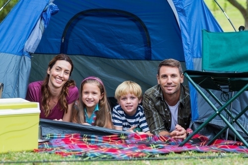 Glad familj i familjetaeltet