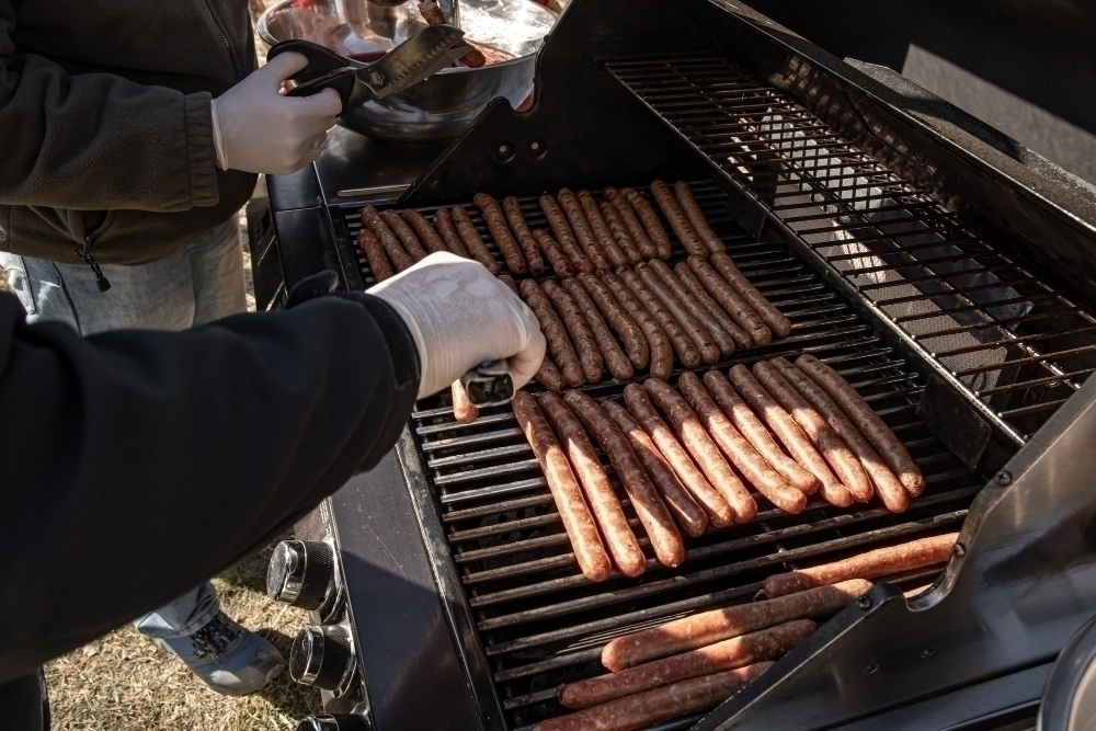 Grillkorvar pa en gasolgrill