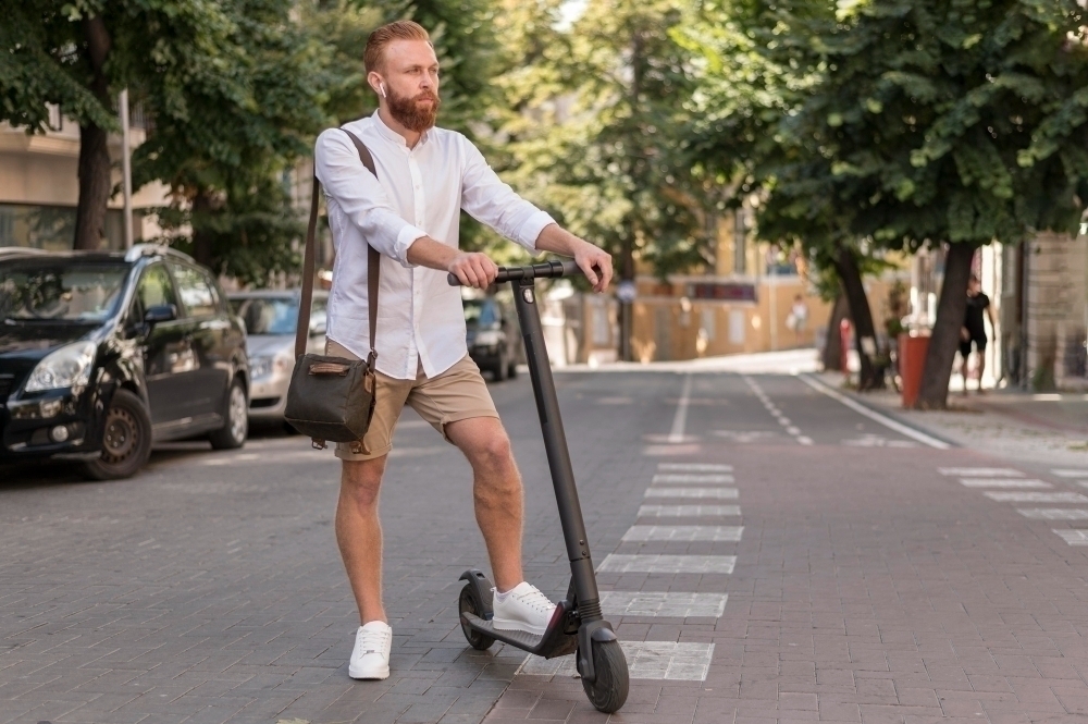 Kille med elscooter