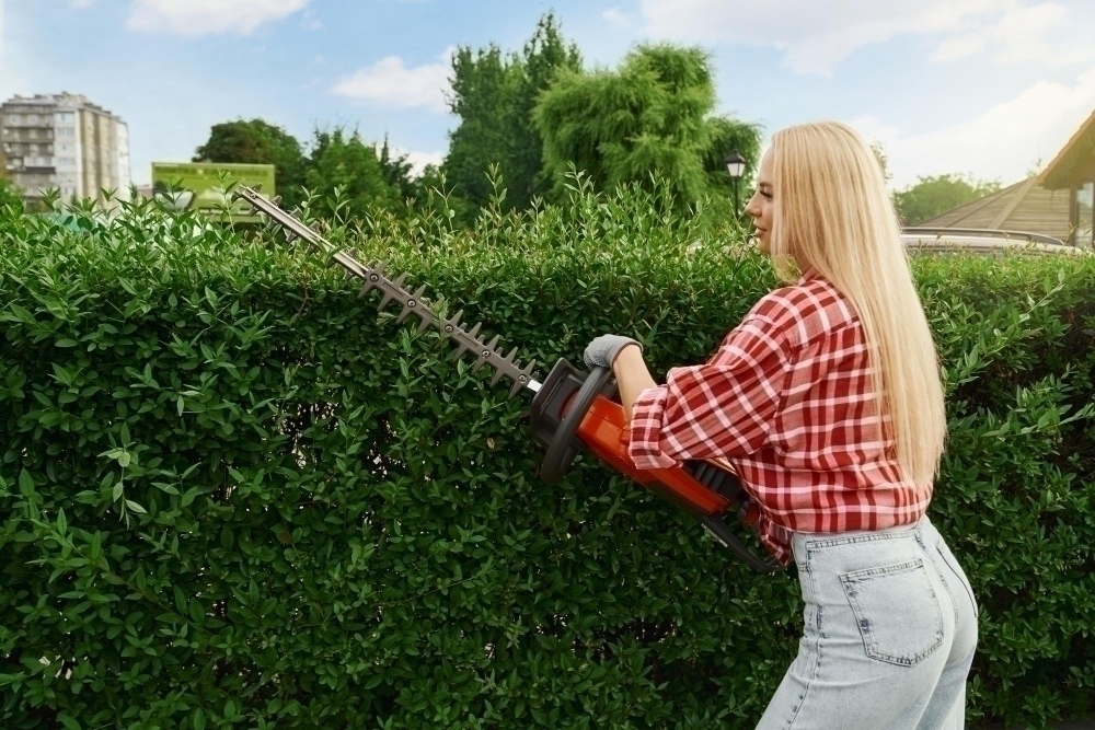 Kvinna klipper hack med hacksax