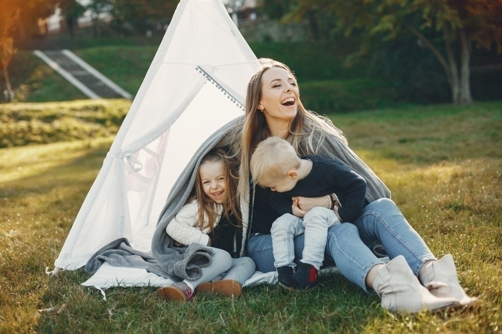 Mamma med barn leker i familjetaeltet