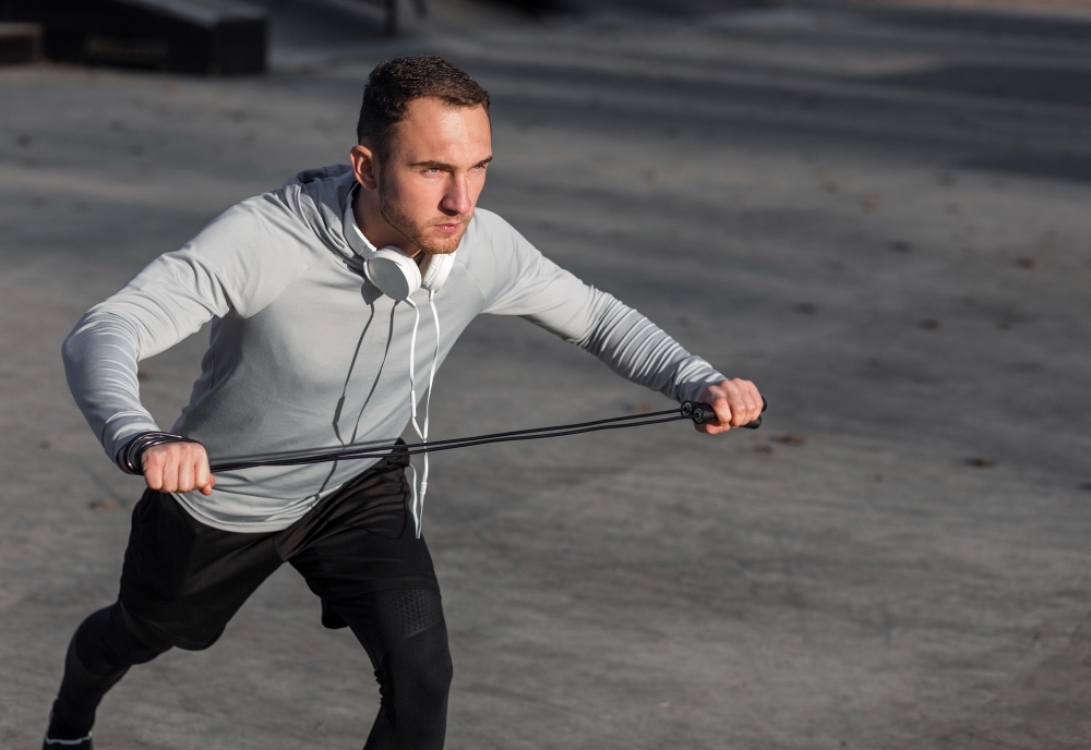 Man anvander hopprep for workout
