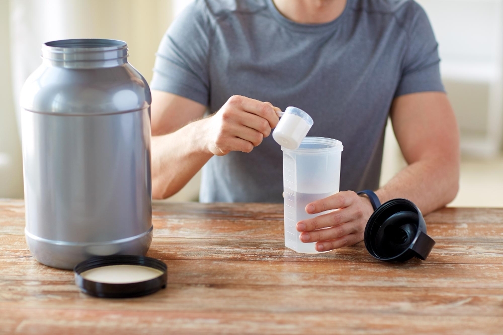 Man haeller i Gainer i en Shaker