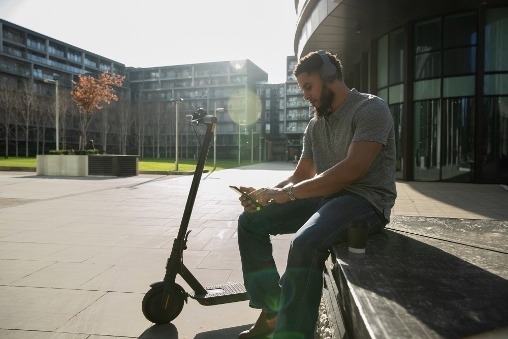 Man sitter med en elscooter2