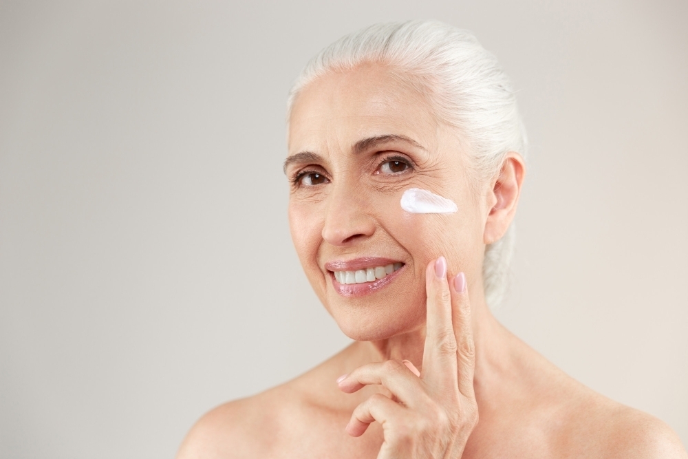 aldre kvinna anvader anti aging kram