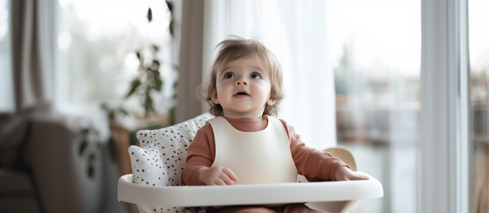 bebis i barnstol med haklapp
