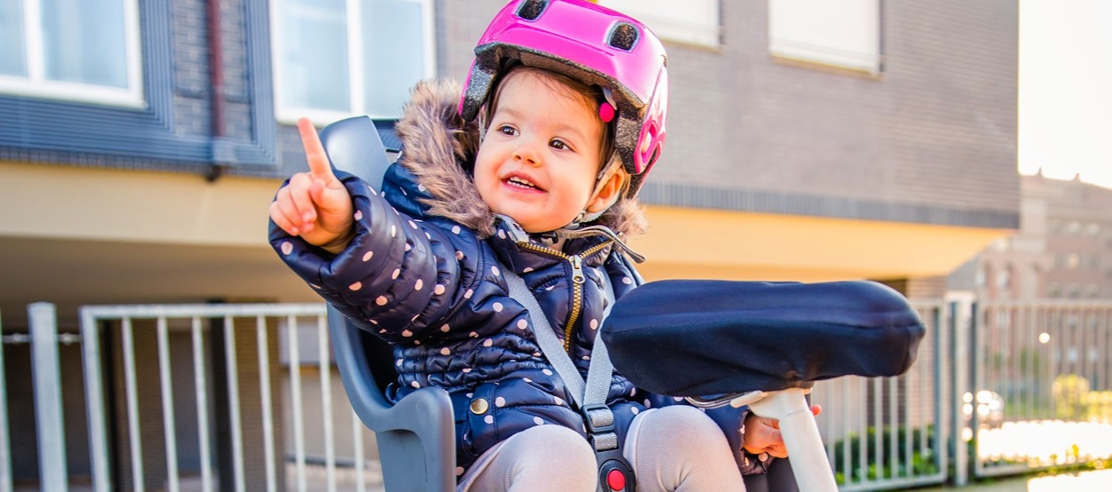 glad tjej i cykelsits