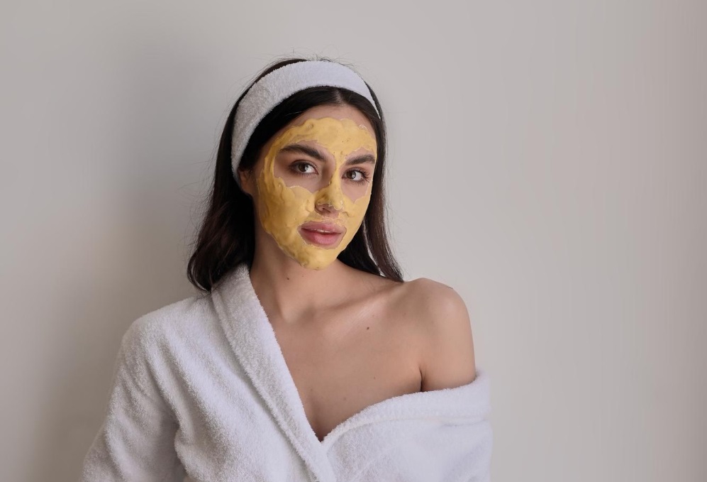 kvinna anvander peeling mask