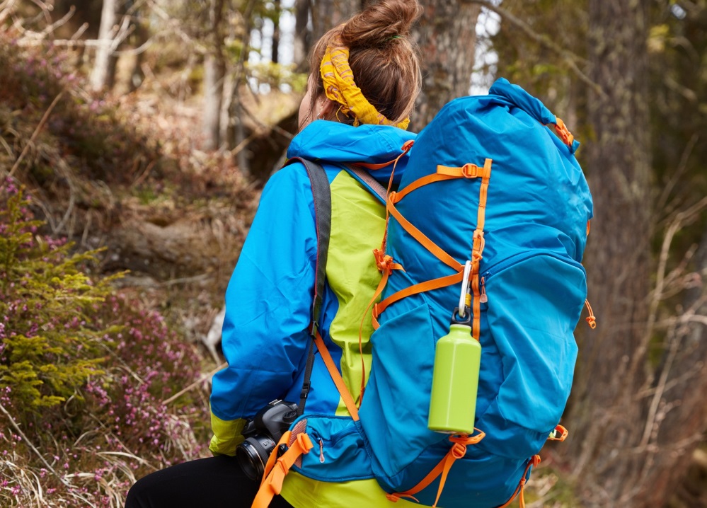 kvinna med vandringsryggsack