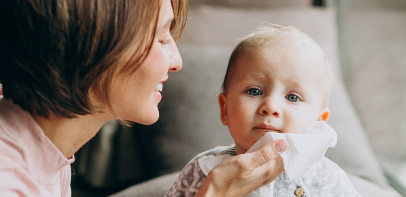 mamma torkar barn med vatservetter