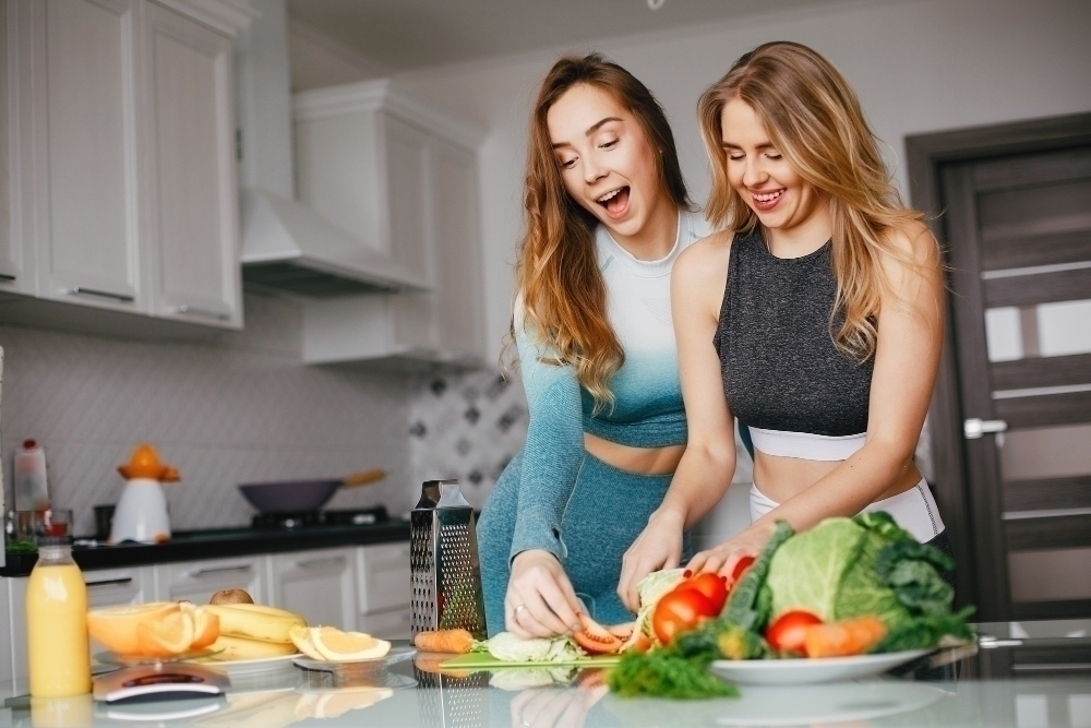tva veganska tjejer med gronsaker